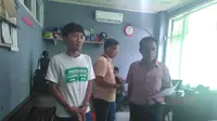 Bayu Saputra yang menjadi spesialis jambret ditangkap saat sedang indehoy dengan pacarnya di hotel melati Palembang (Liputan6.com / Nefri Inge)