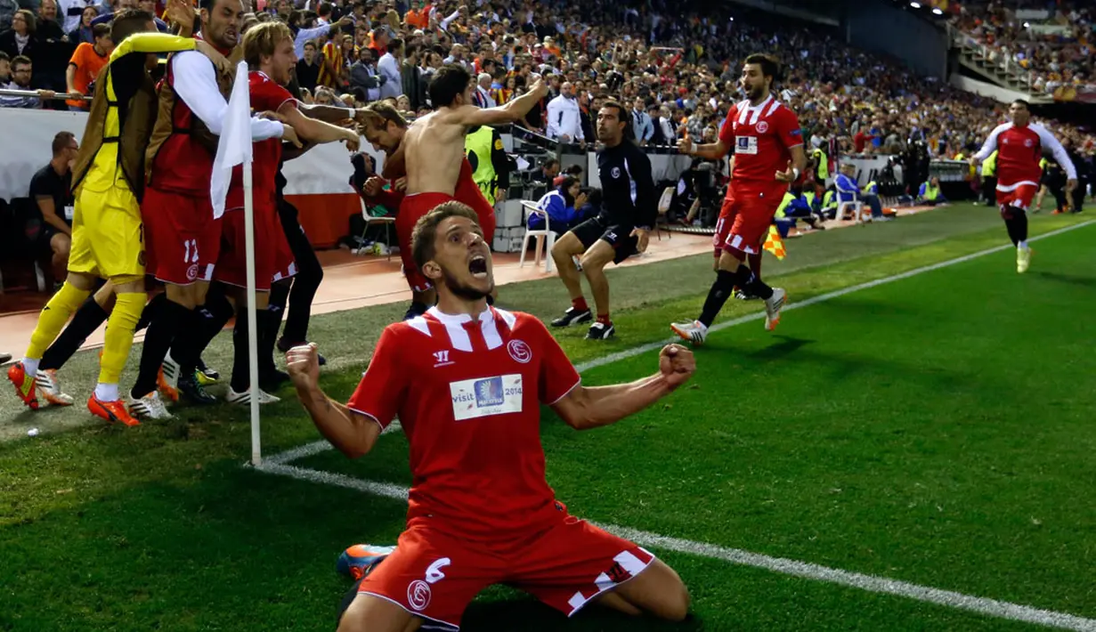 Pemain belakang Sevilla, Daniel Carrico (depan) merayakan keberhasilan timnya masuk ke fase final Liga Europa 2014 usai unggul agregat gol tandang atas Valencia di di Stadion Mestalla, Valencia (2/5/2014). (REUTERS/Albert Gea)