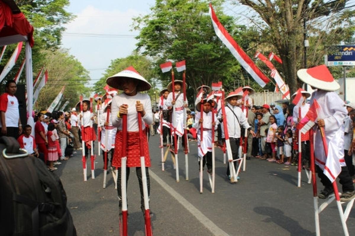 Keseruan ribuan anak meriahkan Festival Egrang Kota Batu