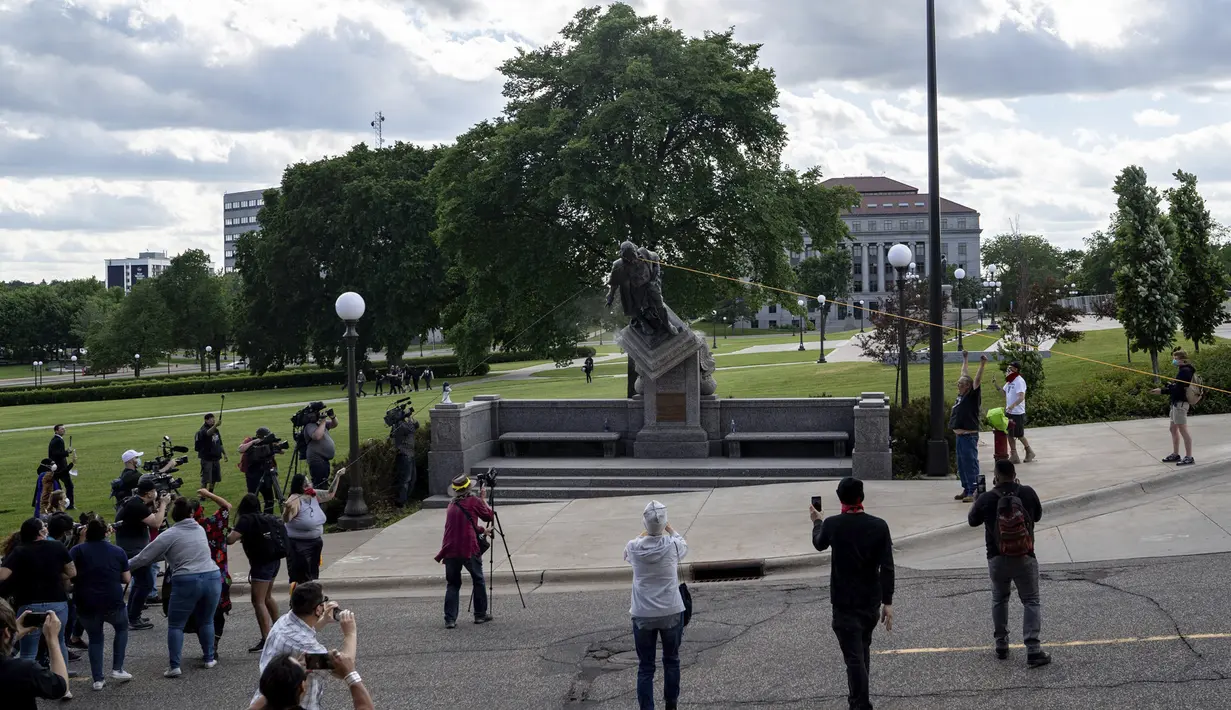 Sekelompok massa merobohkan patung Christopher Columbus di Minnesota State Capitol, St. Paul, Minnesota, Amerika Serikat, Rabu (10/6/2020). Patung Christopher Columbus jadi amukan massa setelah kematian George Floyd. (Evan Frost/Minnesota Public Radio via AP)