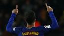 Pemain FC Barcelona, Coutinho merayakan gol usai membobol gawang Girona pada La Liga Santander di Camp Nou stadium, Barcelona, (24/2/2018). Barcelona menang telak 6-1. (AP/Manu Fernandez)