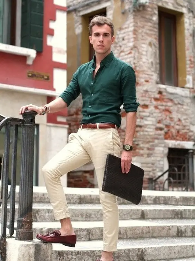 Pria dengan Kemeja Button Down.