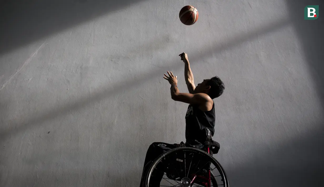 Pebasket kursi roda Indonesia, Gusti Adnyana, saat latihan di Lapangan basket Istana Kana, Jakarta Pusat, Senin (17/9/2018). Tim basket kursi roda Indonesia bersiap hadapi Asian Para Games. (Bola.com/Vitalis Yogi Trisna)