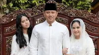 &nbsp;Almira Yudhoyono saat berfoto dengan ayah ibunya, Agus Harimurti Yudhoyono dan Annisa Pohan. (Dok: Instagram Annisa Yudhoyono)