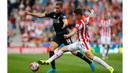 Pemain Liverpool, Jordan Henderson berusaha melewati pemain Stoke, Marco van Ginkel pada laga Liga Premier Inggris di Britannia Stadium, Inggris, Minggu (9/8/2015). Stoke kalah 0-1 dari Liverpool. (Reuters/Darren Staples) 