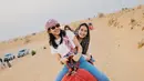 Cosplay jadi putri Mesir, Prilly Latuconsina juga menikmati naik utan di tengah padang pasir [@prillylatuconsina96]