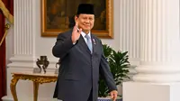Presiden Prabowo Subianto menyapa para jurnalis sebelum menerima tamu kenegaraannya di Istana Kepresidenan Republik Indonesia, Jakarta pada Senin 21 Oktober 2024. (BAY ISMOYO/AFP)