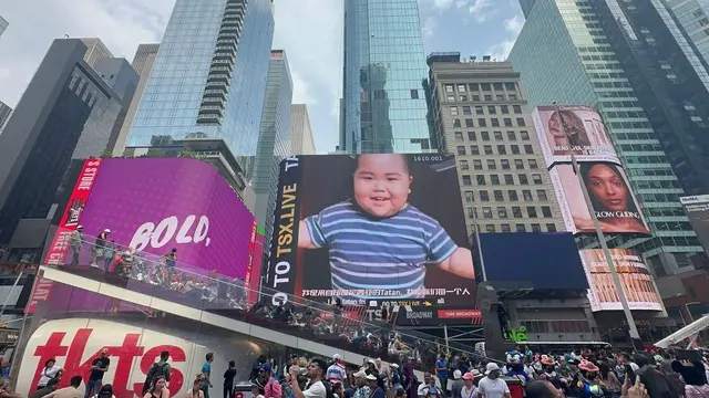 Lama Tak Terlihat, Tatan Si Bocah Lucu Tiba-Tiba Muncul di Times Square ...