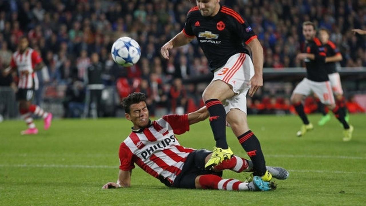 Ini insiden patah kaki Luke Shaw usai dijegal pemain PSV Eindhoven