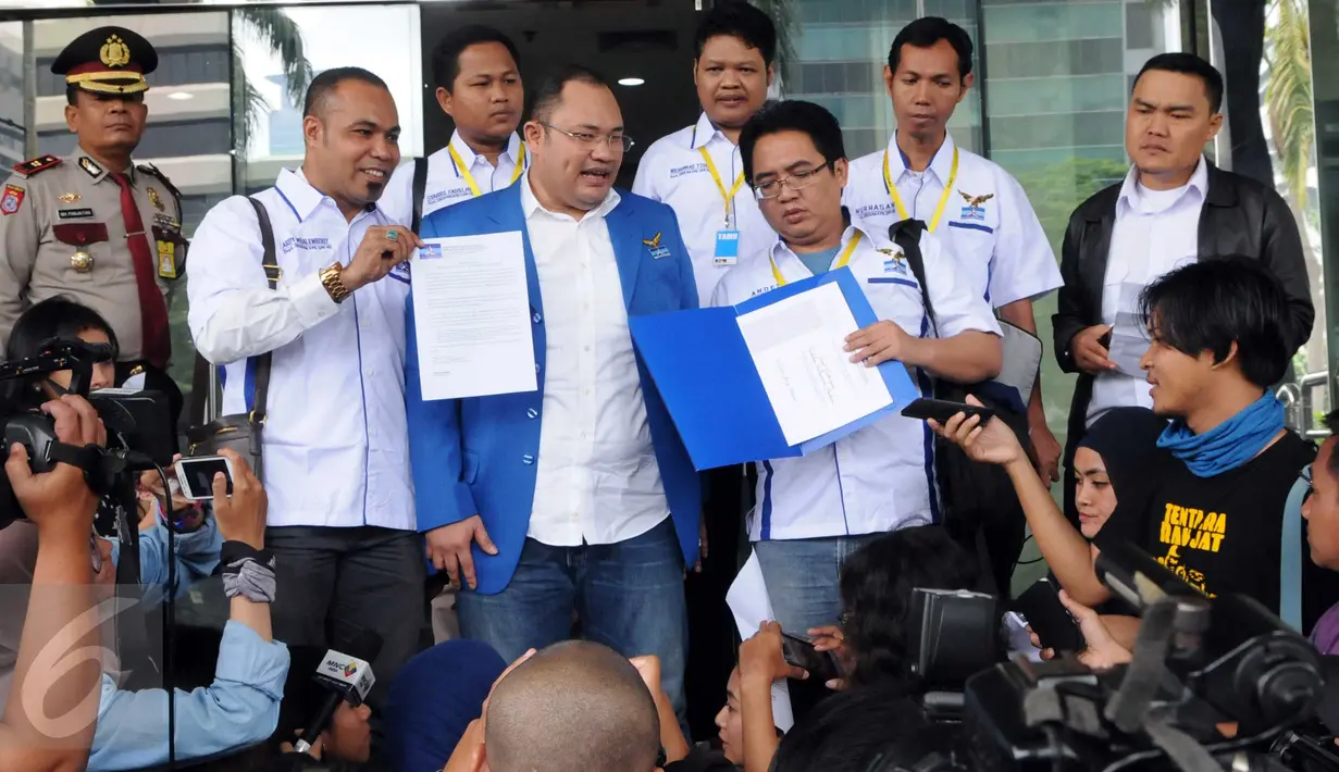 Sejumlah kader Partai Demokrat menunjukkan berkas-berkas pernyataan sikap menolak RUU KPK di Gedung KPK, Jakarta, Rabu (17/2). Kedatangan mereka ke kantor lembaga yang dipimpin Agus Rahardjo tersebut untuk memperkuat sikapnya. (Liptan6.com/Helmi Afandi)