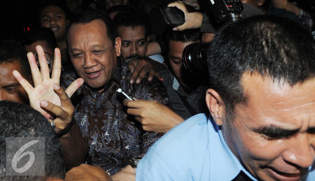 Sekretaris MA, Nurhadi usai diperiksa KPK, Jakarta, Jumat (3/6). Nurhadi memilih diam seribu bahasa saat wartawan mengajukan pertanyaan. (Liputan6.com/Helmi Afandi) 