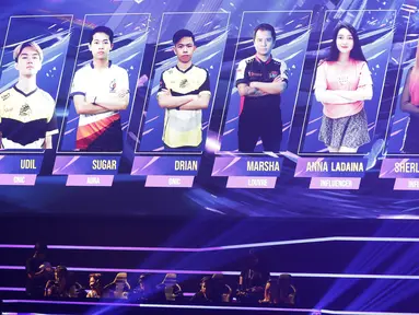 Tim All star Magic Moniyan bersiap menghadapi tim Magic Academy pada Mobile Legends Bang Bang: All Star 2019 di Tenis Indoor Senayan, Jakarta, Sabtu (20/7). MLBB All Star Team dibagi menjadi 4 tim yang dipimpin pemain Onic eSports. (Bola.com/Yoppy Renato)