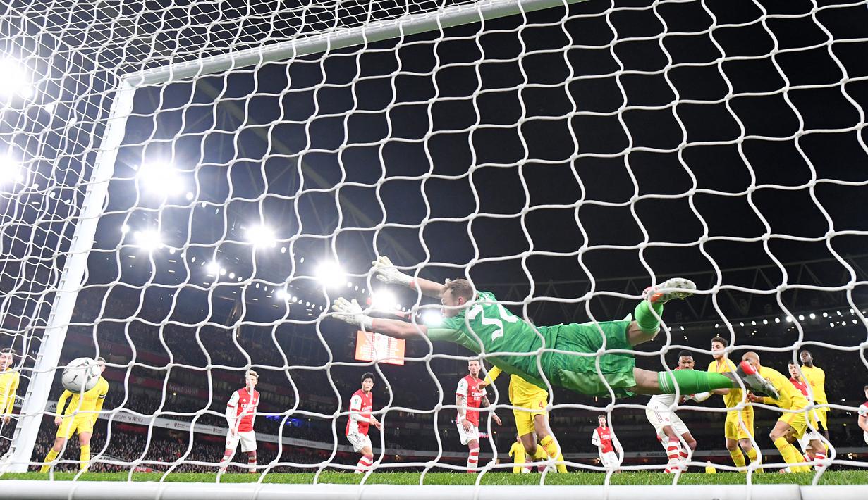 Giliran Liverpool yang nyaris menggandakan gol pada menit ke-59. Sundulan Ibrahima Konate memanfaatkan umpan sepak pojok masih membentur tiang gawang sebelah kiri Arsenal. (AFP/Justin Tallis)