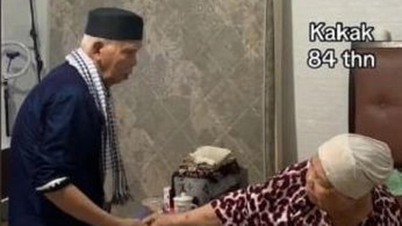 Dalam video, sang adik tampak sedang berkunjung ke rumah kakaknya untuk bersilaturahmi.