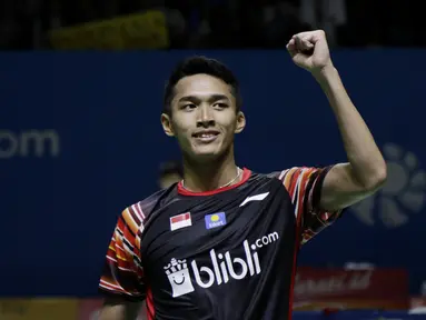 Tunggal putra Indonesia, Jonatan Christie, merayakan kemenangan atas wakil Denmark, Hans-Kristian Solberg Vittinghus, pada Indonesia Open 2019 di Istora, Jakarta, Kamis (18/7). Jonatan menang 22-20, 21-13. (Bola.com/M Iqbal Ichsan)