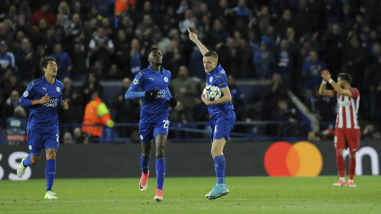 Striker Leicester City Jamie Vardy menggelar selebrasi usai merobek gawang Atletico Madrid pada leg kedua perempat final Liga Champions di King Power Stadium, Rabu (19/4/2017) dinihari WIB. (AP Photo/Rui Vieira)
