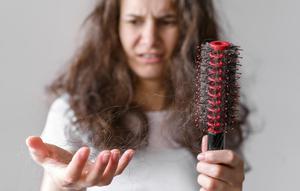 Ilustrasi rambut kering dan rontok saat disisir/copyright freepik.com/freepik