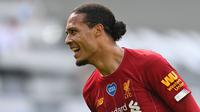 Virgil van Dijk resmi bergabung dengan Liverpool pada bursa transfer musim dingin 2018. Saat itu juga klub-klub besar ramai-ramai mengincar pemain tersebut, salah satunya Manchester City. Sayangnya The Citizen gagal mendapatkan bek solid itu. (Foto: AFP/Pool/Laurence Griffiths)