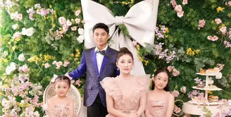 Sarwendah mengunggah foto keluarga pertamanya bersama anak-anak pasca resmi jadi single parent. Tanpa Ruben Onsu, Sarwendah tampil anggun di antara anak-anaknya [@sarwendah29]