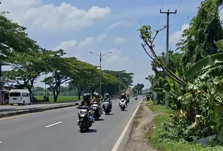 Terpantau pada H-1 Lebaran, kondisi lalu lintas di Jalur Pantura, tepatnya dari Indramayu mengarah ke arah Cirebon malah mengalami penurunan volume kendaraan. (Liputan6.com/Rifqy Alief Abiyya)