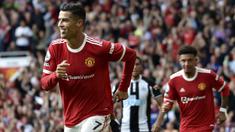 Cristiano Ronaldo menjadi salah satu pencetak gol tertua di Manchaster United, yaitu 36 tahun 7 bulan 4 hari. Ronaldo mencatatkan namanya saat melawan Newcastle dengan skor akhir 4-1 untuk kemenangan MU. (AP/Rui Vieira)