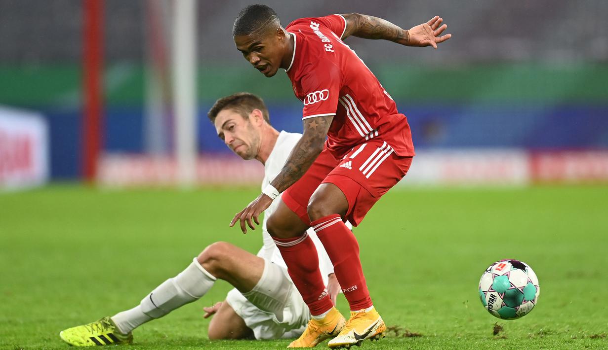 Gelandang Bayern Munchen, Douglas Costa, berebut bola dengan bek Duren Merzenich, Jannis Becker, pada laga DFB Pokal di Stadion Allianz Arena, Jumat (16/10/2020) dini hari WIB. Bayern Munchen menang 3-0 atas Duren Merzenich. (AFP/Christof Stache)