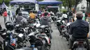 Sejumlah kendaraan antre untuk melakukan uji emisi gas buang kendaraan di Lapangan  Parkir IRTI Monas, Jakarta, Selasa (2/11/2021). Kendaraan yang tidak lolos uji emisi akan kena sanksi tilang berupa denda maksimal Rp 500 ribu untuk mobil dan Rp 250 ribu untuk motor . (Liputan6.com/Faizal Fanani)