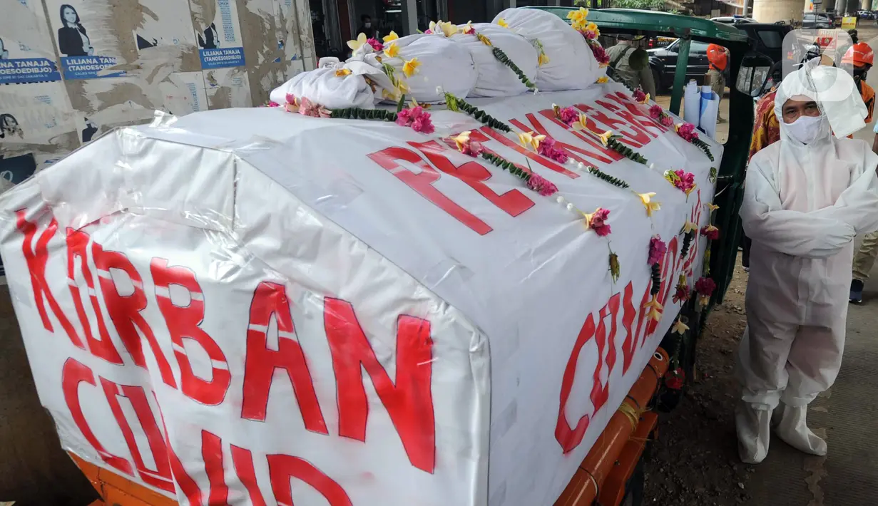 Petugas mengenakan kostum pocong saat razia penggunaan masker di kawasan Andara, Jakarta Selatan, Kamis (3/9/2020). Sejumlah razia dilakukan untuk mendisiplinkan warga mengenai protokol kesehatan menyusul masuknya DKI Jakarta ke dalam zona merah COVID-19. (merdeka.com/Arie Basuki)