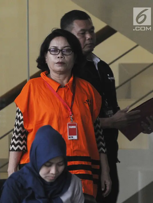 Mantan anggota DPRD Sumut periode 2009-2014, Arlene Manurung usai jalani pemeriksaan di Gedung KPK, Jakarta, Senin (10/12). Arlene diduga menerima suap penyetujuan LPJ APBD 2012 dan pengesahan perubahan APBD 2013, 2014 dan 2015. (Merdeka.com/Dwi Narwoko)