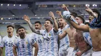 Pemain Argentina Lionel Messi berselebrasi bersama rekan-rekan setimnya setelah mengalahkan Brasil 1-0 dalam pertandingan final Copa America di Stadion Maracana, Rio de Janeiro, Brasil, Minggu, 11 Juli 2021. (AP Photo/Bruna Prado)