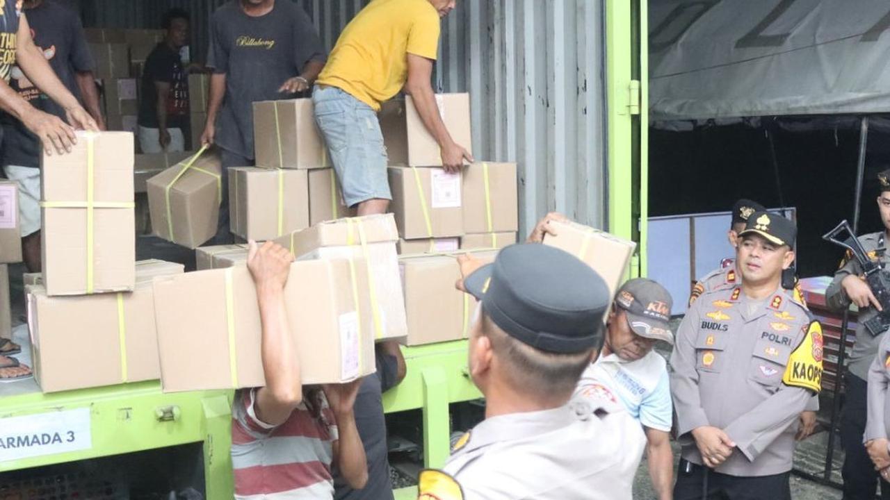 Pastikan Aman, Kapolres Rohul Monitoring Kedatangan Logistik Pilkada 2024 di Gudang KPU