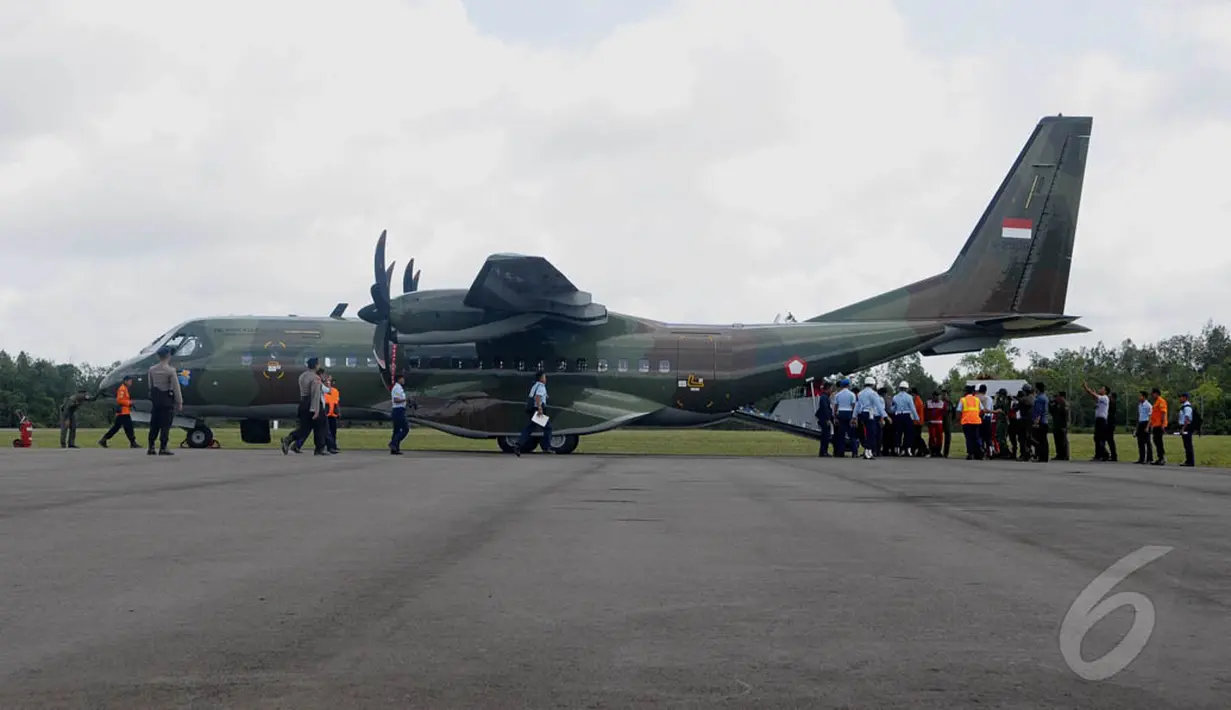 Petugas gabungan memasukkan peti jenazah korban AirAsia ke pesawat untuk diterbangkan ke Surabaya dari Lanud Iskandar, Pangkalan Bun, Kalteng, Rabu (7/1/2015). (Liputan6.com/Andrian M Tunay)