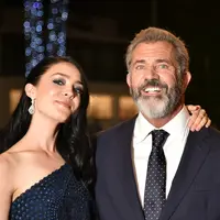Hidup bersama menjadi sepasang kekasih selama 2 tahun, Mel Gibson dan Rosalind tengah menanti malaikat kecilnya yang diperkirakan lahir di awal tahun 2017.  (AFP/Bintang.com)