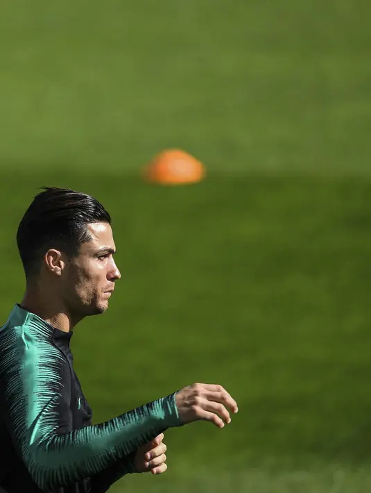Penyerang Portugal, Cristiano Ronaldo melakukan pemanasan selama mengikuti latihan tim di stadion Algarve di Faro (13/11/2019). Portugal akan bertanding melawan Lithuania pada Grup B Kualifikasi Piala Eropa 2020 di Estádio Algarve. (AFP Photo/Patricia De Melo Moreira)