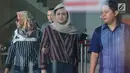Istri terdakwa dugaan korupsi e-KTP Setya Novanto, Deisti Astriani Tagor (tengah) usai menjalani pemeriksaan di gedung KPK, Jakarta, Rabu (10/1). Sebelumnya pada Senin (20/11) lalu, Deisti juga telah diperiksa. (Liputan6.com/Helmi Fithriansyah)