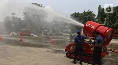 Petugas pemadam kebakaran mengoperasikan robot damkar jenis LUF 60 di kantor PKP DKI Jakarta, Kamis (13/2/2020). Robot damkar jenis LUF 60 seharga RP 8 miliar tersebut berfungsi untuk menyedot asap dan masuk lorong atau gang. (Liputan6.com/Herman Zakharia)