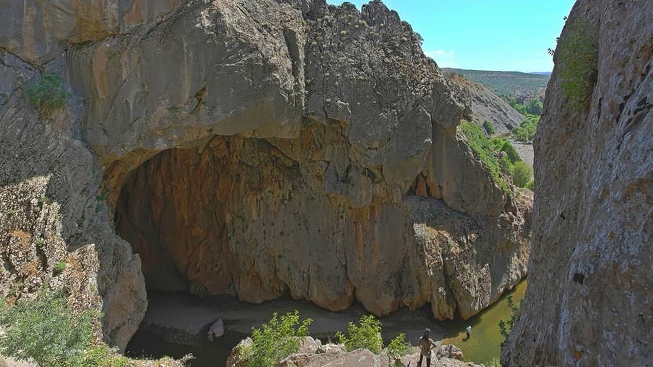Penampakan Gua Dianggap Ujung Dunia, Tempat Mengalirnya Air Keabadian