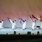 Petugas membawa bendera negara peserta pada penutupan ASEAN Para Games 2022 di Stadion Manahan, Solo, Jawa Tengah, Sabtu (6/8/2022). Tuan rumah Indonesia menjadi juara umum pada ASEAN Para Games 2022 tersebut. (FOTO: Dok. ASEAN Para Sports Federation)