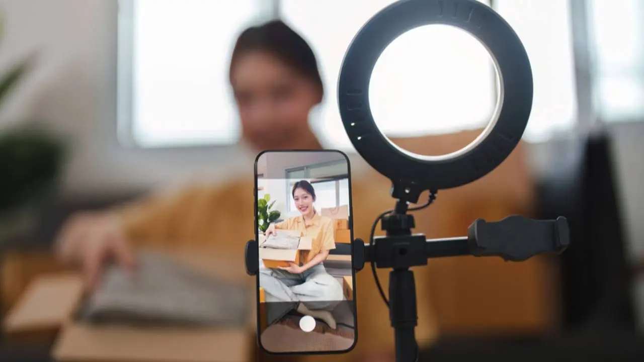 Ilustrasi tripod HP.