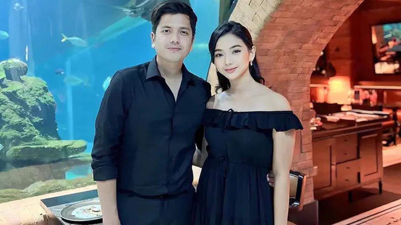 Terlibat dalam sinetron Ikatan Cinta, Rendi Jhon dan Glenca Chysara tidak hanya mencuri hati pemirsa dalam peran mereka, tetapi juga dalam kehidupan nyata.