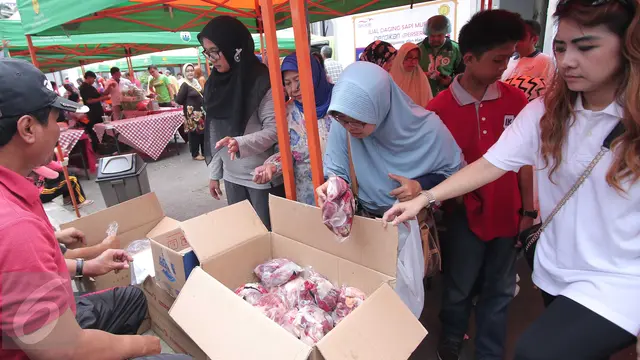 Warga Jakarta Serbu Oprasai Pasar Daging Murah