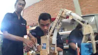 Mahasiswa UKWMS berhasil menciptakan Robot Hidrolik handmade (lLiputan6.com/Dian Kurniawan)