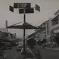 Inilah rambu lalu lintas unik dalam Konferensi Asia Afrika pertama tahun 1955 di Bandung, Jawa Barat (Foto: cuplikan video Arsip Nasional RI)