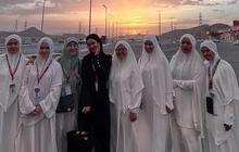 7 Potret Tissa Biani Umroh Bareng Pemain Film 'Assalamualaikum Baitullah', Ada Michelle Ziudith hingga Asma Nadia