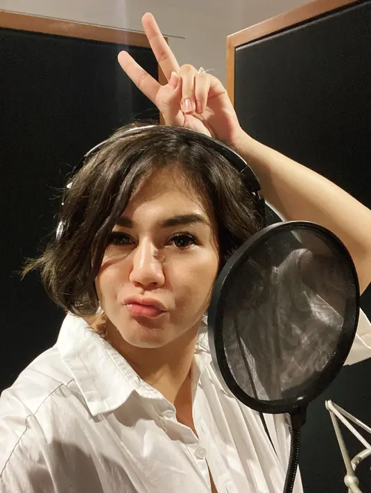 "Nilai positifnya adalah saya bisa lebih mengenal lagi keluarga saya tuh seperti apa. Begitu kita 24/7 dihadapkan satu sama lain di dalam rumah yang nggak bisa kemana-mana, lebih banyak komunikasinya,” jelas Sissy. (Instagram/sysiio)