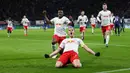 Pemain RB Leipzig, Marcel Sabitzer (tengah) melakukan selebrasi setelah mencetak gol ke gawang Tottenham Hotsour pada laga Liga Champions 2019/2020 di Leipzig, Jerman, 10 Maret 2020. Puncak karier Sabitzer di Die Bullen pada musim 2019/2020. Kala itu, ia berhasil mencetak 16 gol dan 11 assist dan melaju ke babak perempat final Liga Champions. (AFP/Ronny Hartmann)