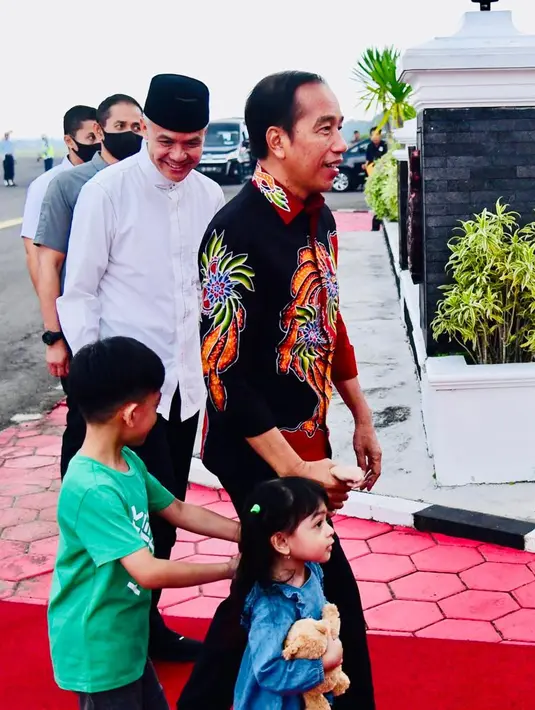 Jokowi kemudian menggandeng tangan kedua cucunya, Jan Ethes dan La Lembah Manah. (Foto: Lukas - Biro Pers Sekretariat Presiden)