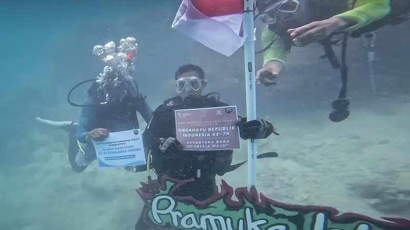 Sandiaga Uno Kibarkan Bendera di Bawah Laut Pulau Pramuka, MenLHK Pimpin Upacara HUT ke-79 RI di Gunung Rinjani