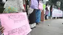 Kaum ibu yang tergabung dalam Emak-Emak Indonesia membentangkan poster saat aksi di Gedung Polda Metro Jaya, Jakarta, Minggu (29/9/2019). Mereka juga menuntut Presiden Jokowi memecat anggota polisi yang bertindak brutal, dan bebaskan aktivis yang masih ditahan. (merdeka.com/Iqbal S. Nugroho)