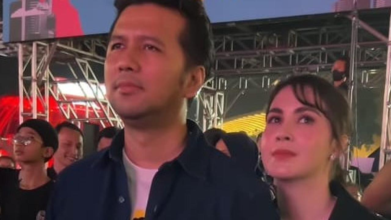 So Sweet! 5 Momen Arumi Bachsin Nonton Jazz Traffic Festival, Sang Suami Tampil Bawakan Lagu Kahitna di Atas Panggung Bikin Klepek-klepek